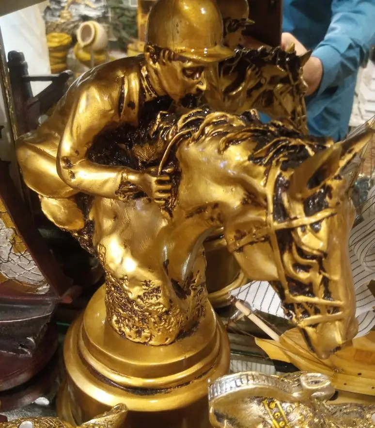 Gold Sculpture Trophy — photo 2